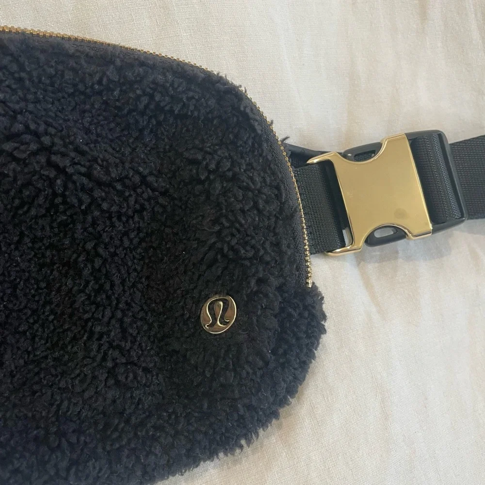 Lululemon Sherpa Belt Bag - Picture 5 of 6